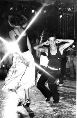 Dançarinos na discothéque da Boate Dancing Machine