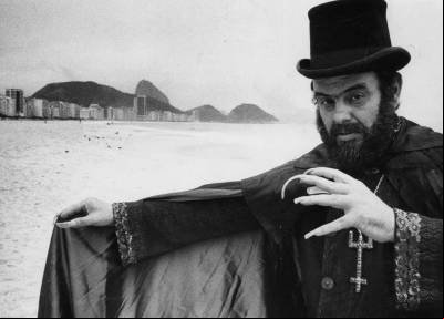 21/08/1986. Crédito: Mila Petrillo/CB/D.A Press. Brasil. Rio de Janeiro - RJ. O ator e diretor de cinema José Mojica Marins, mais conhecido como Zé do Caixão, durante cena de filme O despertar da besta.